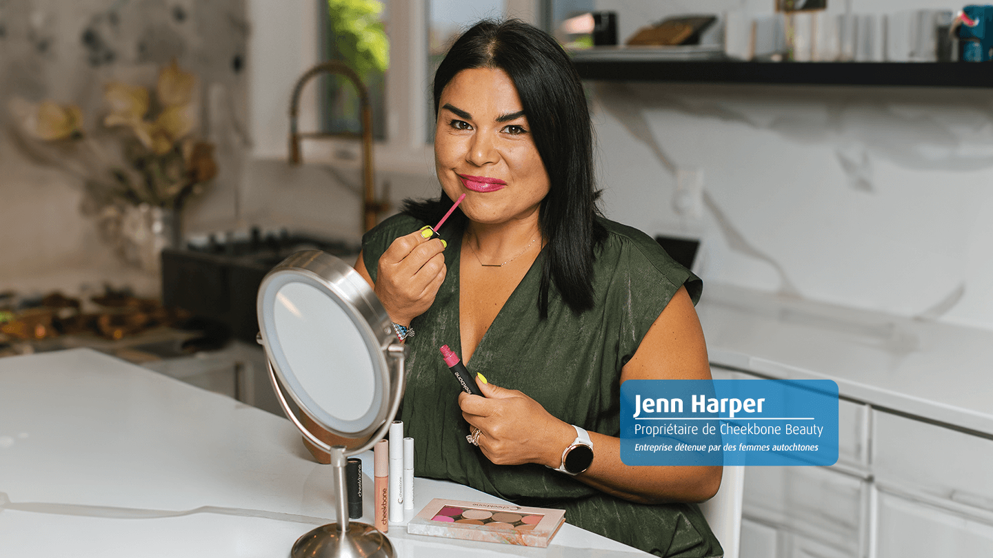 Jenn Harper, proprietaire de Cheekbone Beauty, en train de mettre du brillant à lèvres.